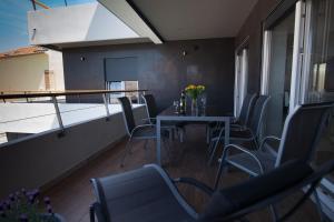 Un comedor con mesa y sillas en un balcón. en Basic Mansion Mandalina, en Šibenik