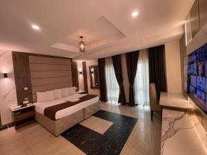 A television and/or entertainment centre at Presken Hotel at International Airport Road