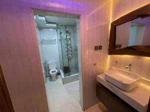 A bathroom at Presken Hotel at International Airport Road