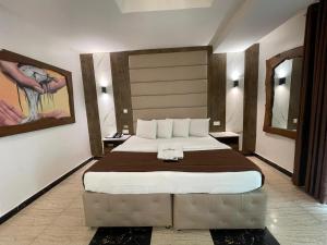 A bed or beds in a room at Presken Hotel at International Airport Road