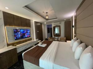 A television and/or entertainment centre at Presken Hotel at International Airport Road
