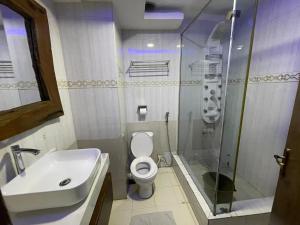 A bathroom at Presken Hotel at International Airport Road