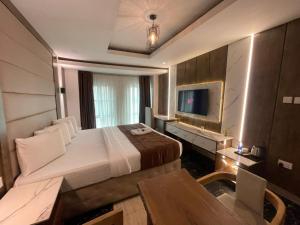 A bed or beds in a room at Presken Hotel at International Airport Road