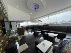 A seating area at Presken Hotel at International Airport Road