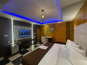 A bed or beds in a room at Presken Hotel at International Airport Road