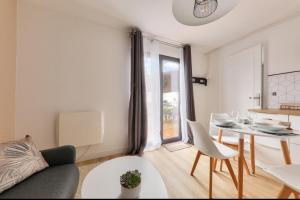 ラ・ボールにあるJolie Maisonnette avec terrasseのソファとテーブルのあるリビングルーム +7枚の写真