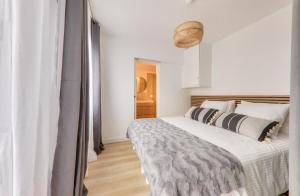 ラ・ボールにあるJolie Maisonnette avec terrasseの白いベッドルーム(ベッド1台付)、廊下