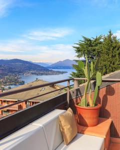 a plant sitting on a bench on a balcony at Casa Giacomo in Arona