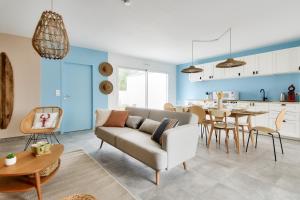 Et opholdsområde på Jolie maison pour 8 - 400m de la plage - terrasse