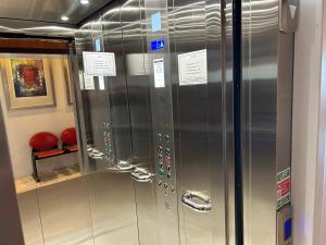 ダグラスにあるThe Pentaの金属製品の表示