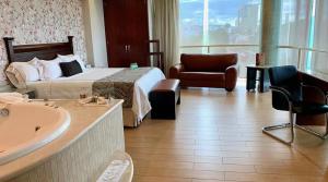 TV a/nebo společenská místnost v ubytování Jades Hotel