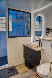 un bagno con lavandino, WC e finestra di Dream Factory - Loft & Private Cinema 6P, 8 minutes from Disneyland a Montry