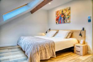 una camera da letto con un letto e un quadro sul muro di Dream Factory - Loft & Private Cinema 6P, 8 minutes from Disneyland a Montry