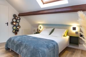 una camera con un grande letto bianco e un lucernario di Dream Factory - Loft & Private Cinema 6P, 8 minutes from Disneyland a Montry