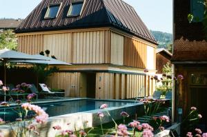 Bazén v ubytování Hirschen - Fine Hotel, Restaurant & Spa nebo v jeho okolí
