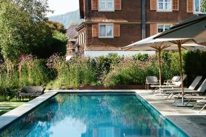 Bazén v ubytování Hirschen - Fine Hotel, Restaurant & Spa nebo v jeho okolí
