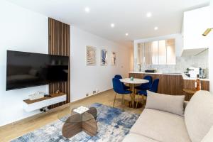 un soggiorno con un divano e un tavolo di Appartement de Charme à 5 minutes de la mer a Antibes Altre 3 foto