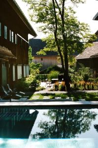 Bazén v ubytování Hirschen - Fine Hotel, Restaurant & Spa nebo v jeho okolí