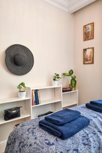 ein Schlafzimmer mit zwei blauen Decken auf einem Bett in der Unterkunft Le Petit Okopowa - apartament w centrum Lublina in Lublin