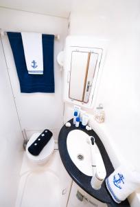A bathroom at Catamaran Z'ile cruise
