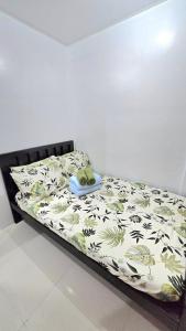 Ce lit se trouve dans un dortoir doté d'un mur blanc. dans l'établissement Grand View Unit 504 Condo Transient by Dei Gratia, à Baguio