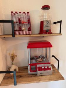 un modello di cucina giocattolo su uno scaffale di T2, Balneo, sauna, lit rond, jeux arcades, parking a Tournefeuille Altre 21 foto