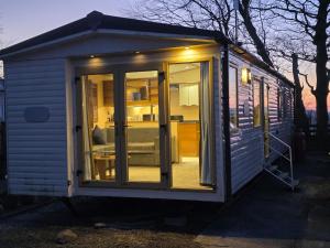 朗里奇Duck Creek at Beacon Fell View的一间小房子,带滑动玻璃门