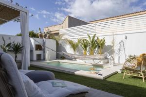 Bazén v ubytovaní Casa un Tocco di Blu con piscina privata alebo v jeho blízkosti