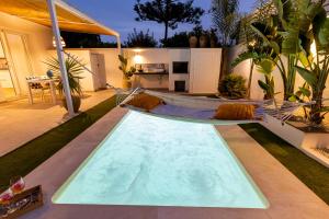 Bazén v ubytovaní Casa un Tocco di Blu con piscina privata alebo v jeho blízkosti