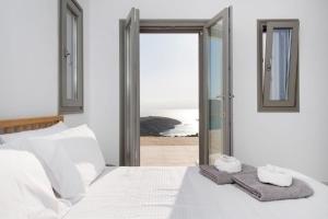 sypialnia z łóżkiem i widokiem na ocean w obiekcie Rising Sun sea view Villa near the beach Paros w mieście Molos Parou