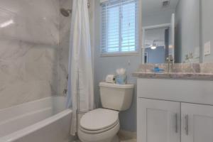 Ένα μπάνιο στο Sandy Feet Retreat 4 Oceanview Balconies Pets Ok +28 φωτογραφίες