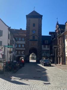 a building with a clock tower on a street at Ferienwohnung Silvia in Villingen-Schwenningen