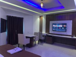 TV a/nebo společenská místnost v ubytování Presken Hotel @Oniru