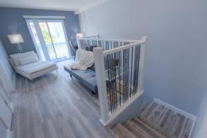 سرير أو أسرّة في غرفة في A Wave From It All Oceanview 2Nd Level Patio