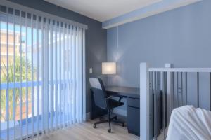 سرير أو أسرّة في غرفة في A Wave From It All Oceanview 2Nd Level Patio