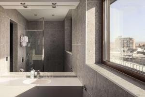 un bagno con lavandino e finestra di Scandic Sarpsborg a Sarpsborg