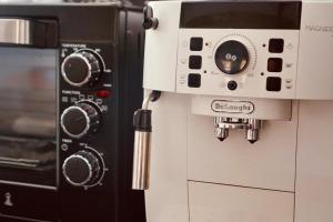 a coffee machine next to a microwave at Fabians Ferienhaus - Rurseeloft in Simmerath +40 photos