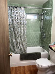 O baie la Cabin Close To Hiking Trails And Ski Resorts