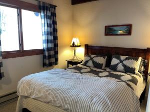 Un pat sau paturi într-o cameră la Cabin Close To Hiking Trails And Ski Resorts