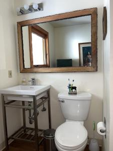 O baie la Cabin Close To Hiking Trails And Ski Resorts +6 fotografii