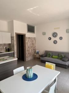 a kitchen and living room with a table and chairs at Nuovo trilocale vicino centro/mare in Santa Teresa Gallura