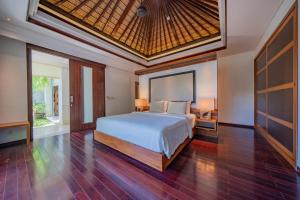 a bedroom with a bed in a room at Kedonganan Beach Villas in Jimbaran +168 photos