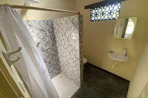 a bathroom with a shower and a sink at Casa do Coqueiral - Moreré in Moreré
