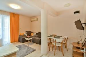 una sala de estar con un sofá y una mesa en Central Paradise - free parking, en Varna