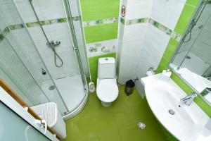 Un baño con ducha, inodoro y lavabo. en Central Paradise - free parking, en Varna 13 fotos más