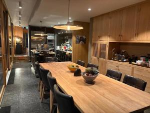 ein Esszimmer mit einem großen Holztisch und Stühlen in der Unterkunft Domaine de Coursat avec piscine chauffée et services haut de gamme pour 16 personnes - FR-1-791-35 in Castets