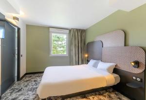 Ένα ή περισσότερα κρεβάτια σε δωμάτιο στο B&B HOTEL Compiègne Thourotte