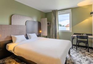 Ένα ή περισσότερα κρεβάτια σε δωμάτιο στο B&B HOTEL Compiègne Thourotte