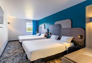 Ένα ή περισσότερα κρεβάτια σε δωμάτιο στο B&B HOTEL Compiègne Thourotte