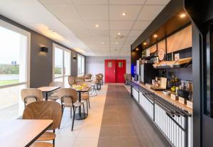 Η κουζίνα ή μικρή κουζίνα στο B&B HOTEL Compiègne Thourotte